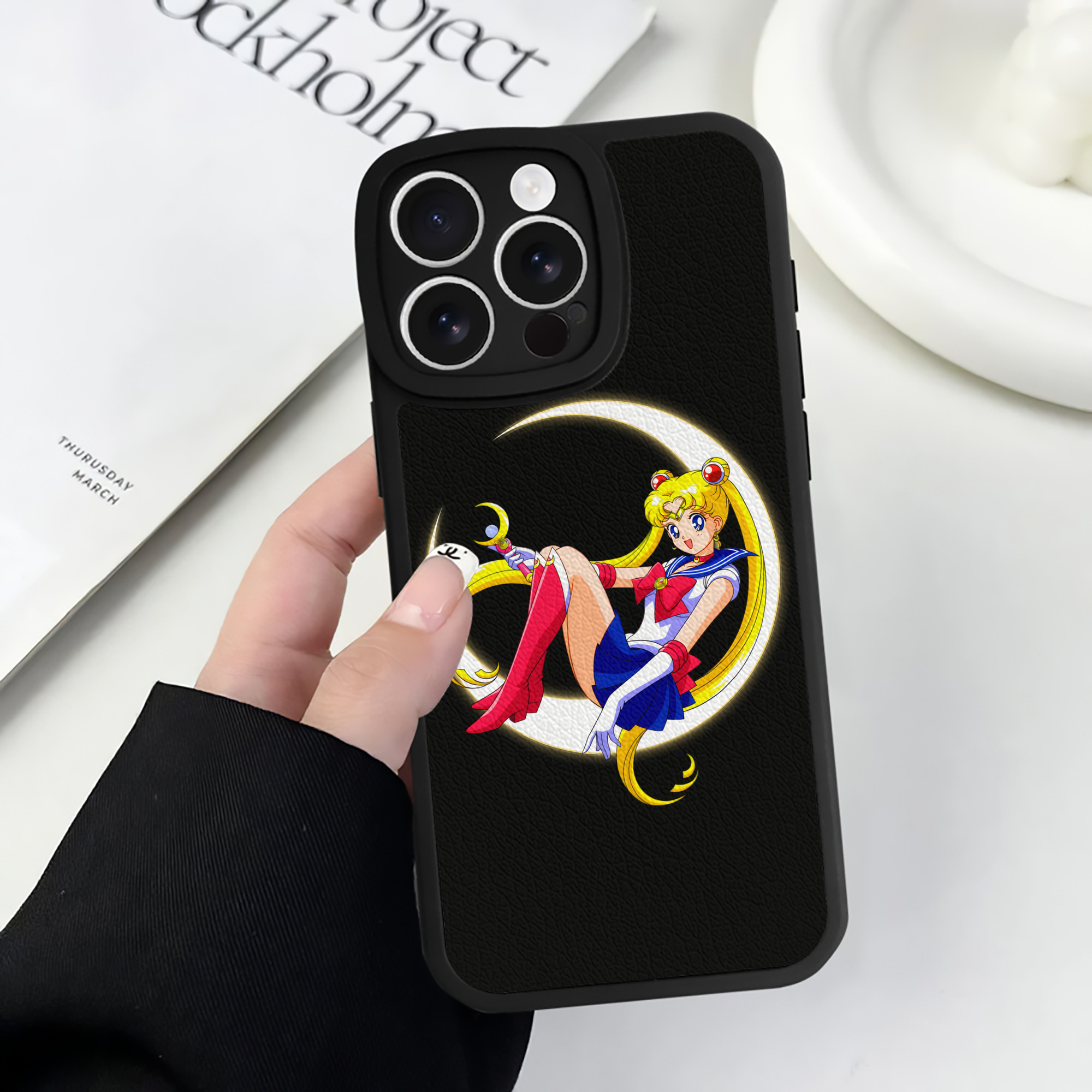 （画像用） 美少女戦士セーラームーン 月野 うさぎ つきの うさぎ Sailor Moon Tsukino Usagi 【iPhone 16シリーズ対応】シリコンスマホケース（レザー調） 材質：シリコン